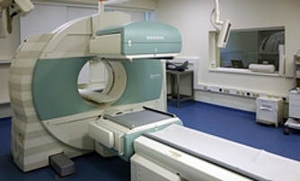 Leeres CT-Gerät mit leerer Patientenliege